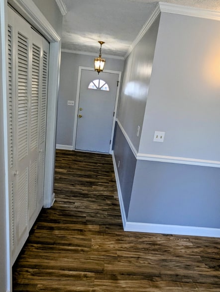 Building Photo - 201 Acorn Dr