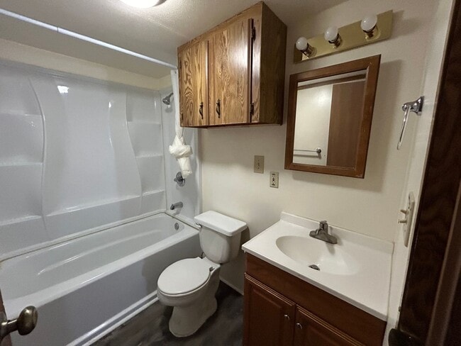 Building Photo - 3 Bed 2 Bath Mobile Home W/ Many Amenities...