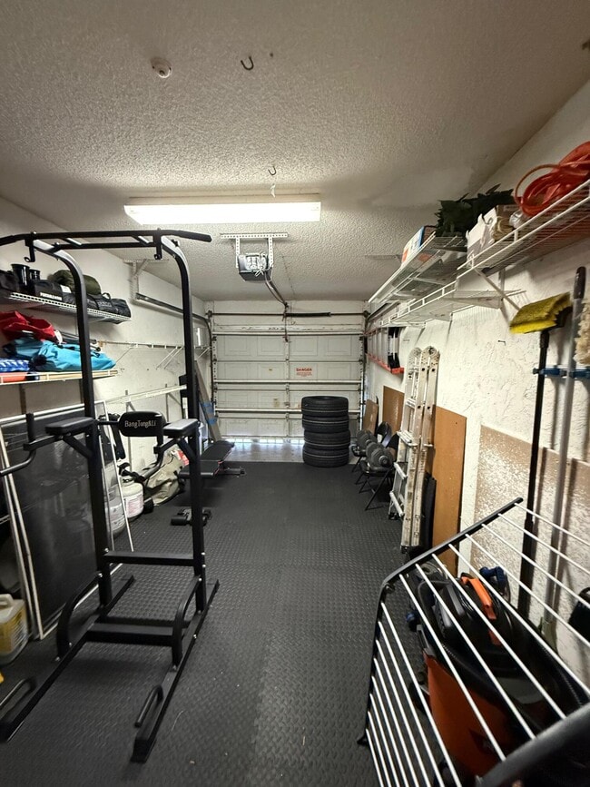 Building Photo - 1120 W Lakes Dr