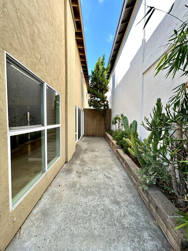 Building Photo - Stunning 3 Bed/3.5 Bath with Panoramic Views!