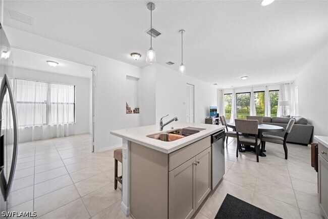 Building Photo - 5535 Useppa Dr