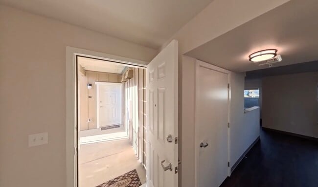 Building Photo - 900 N Oak Harbor St