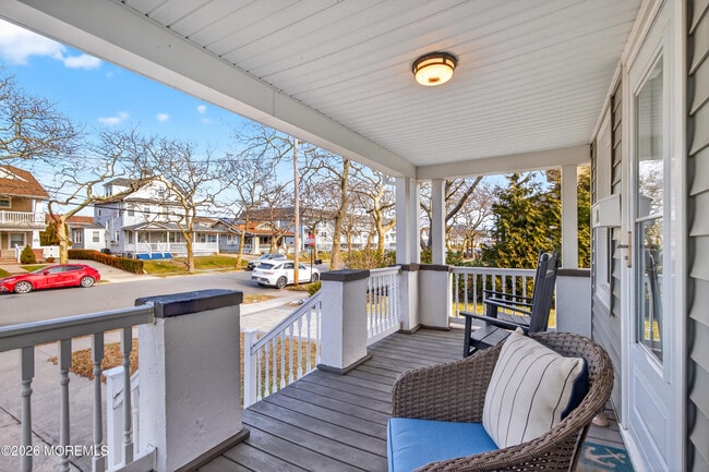 Building Photo - 211 Lareine Ave