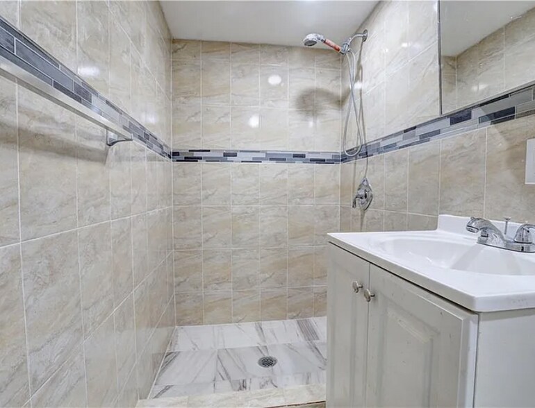 Building Photo - 5517 Willow Ave