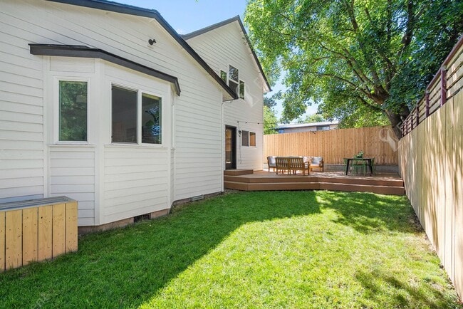 Building Photo - Find a piece of serenity in Historic Old Bend! (Unfurnished)