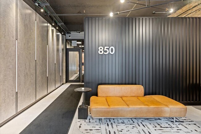 Building Photo - 850 W Adams St