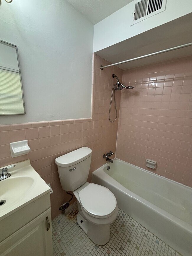 Building Photo - Beautiful 3 Bedroom, 2 Bath Home in a Quie...