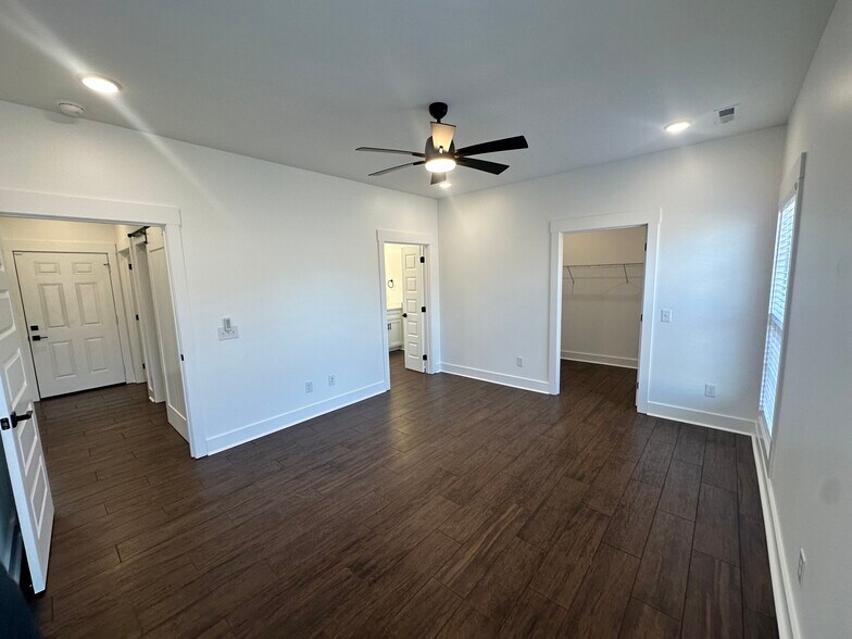 Building Photo - 210 Market St