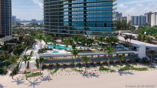Building Photo - 18975 Collins Ave