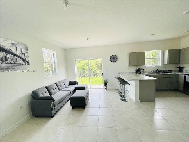 Building Photo - 916 SE 19th St