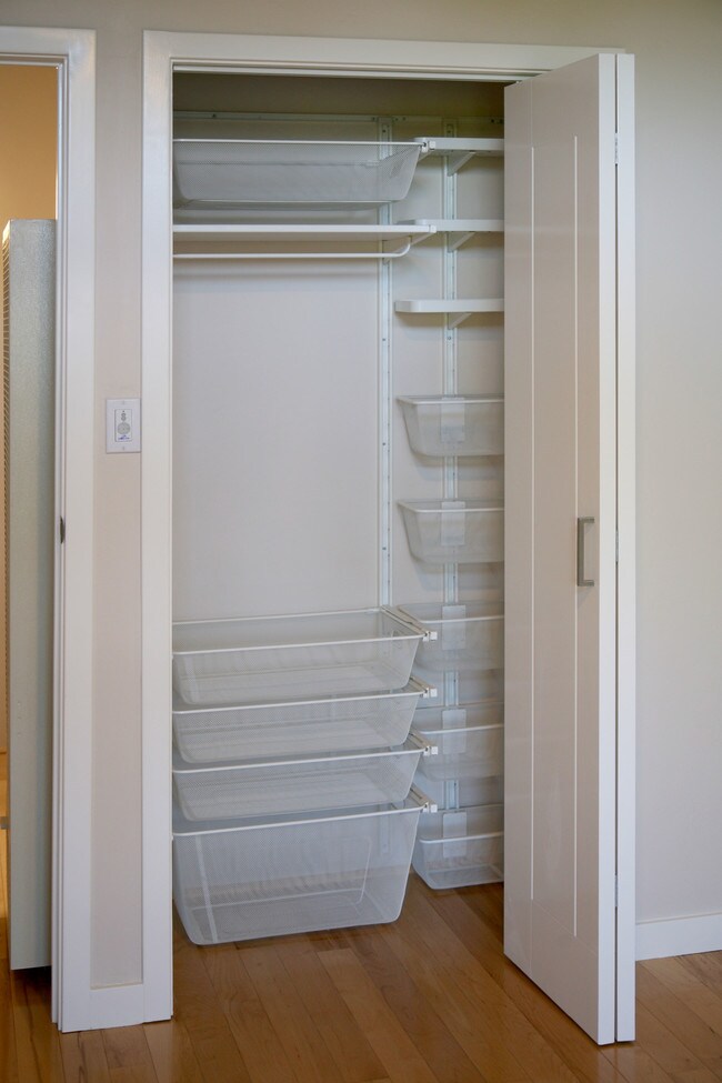 Building Photo - 278 Monroe Dr