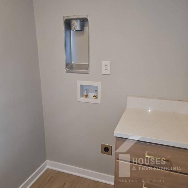 Building Photo - 511 Hampton Ave