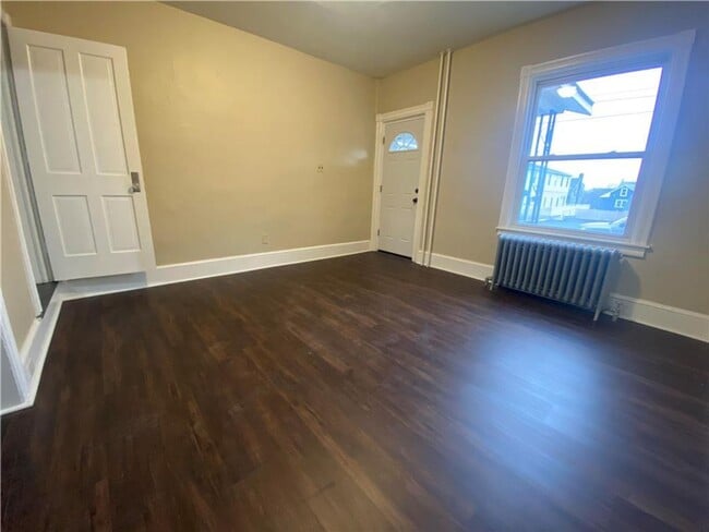 Building Photo - Charming three-bedroom row house available for rent in the desirable Nazareth