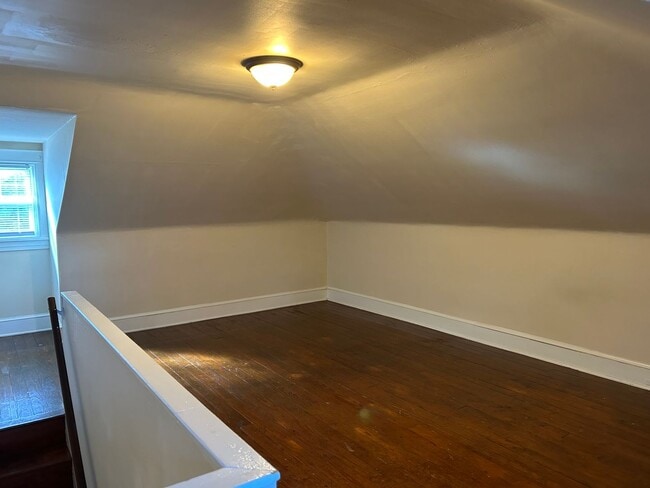 Building Photo - Beautiful 3 Bedroom End of Row Townhome in...