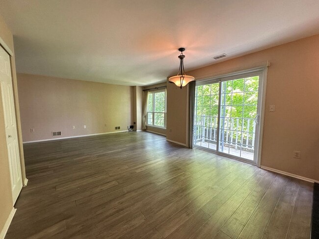 Building Photo - 2 bedrooms, 2.5 bathrooms