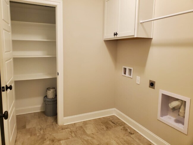 Building Photo - 102 Elledge Farm Dr