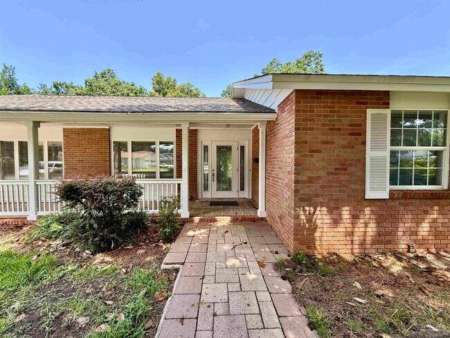 Building Photo - 204 Nandina Rd