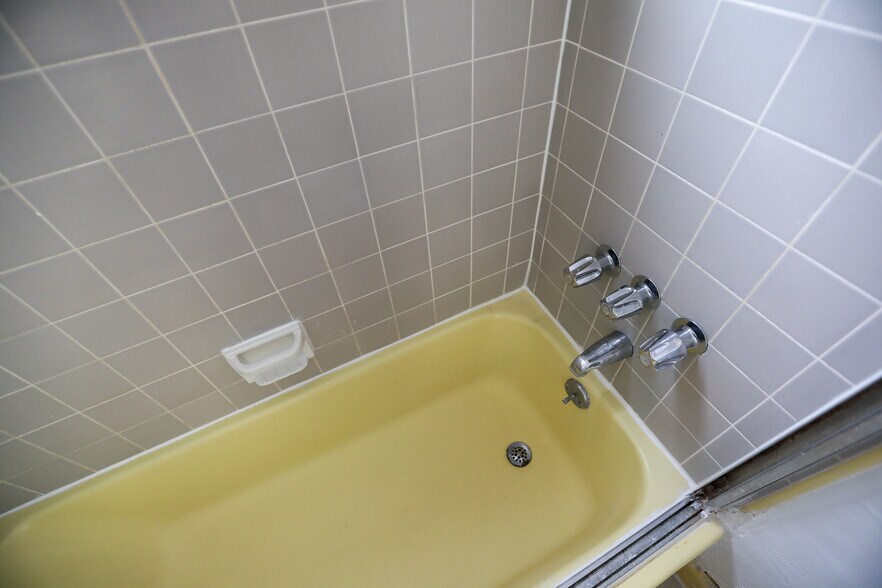 Building Photo - 260 S Sycamore Ave