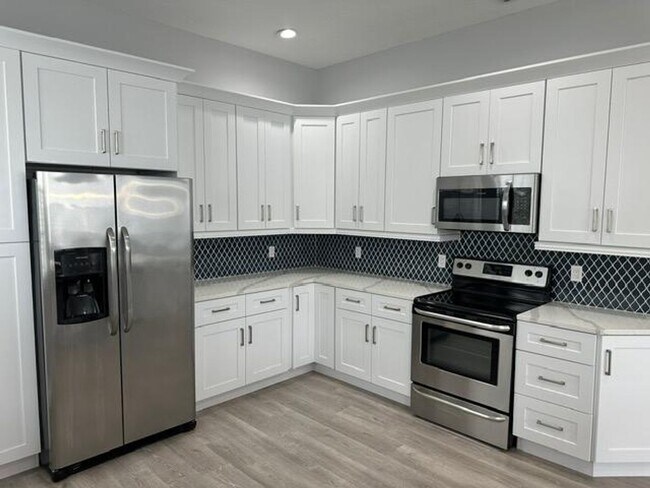 Building Photo - Completely remodeled 4 Bedroom 2 Bath sing...