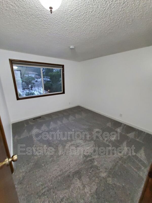 Building Photo - 869 Meadowlawn Dr SE