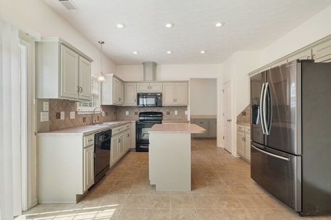 Building Photo - 4 Bedrooms, 2.5 Baths almost 2600 sf Cul-de-sac on over half acre!!!