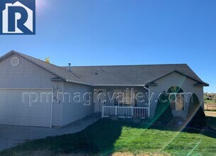 Building Photo - Horse Property! Located in Big Little Ranc...