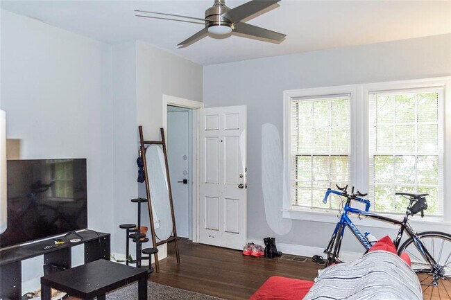 Building Photo - 1918 Robbins Pl