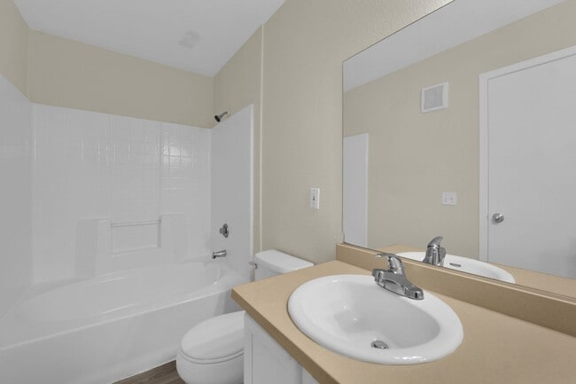 Building Photo - You will love this 2 bedroom condo! Update...