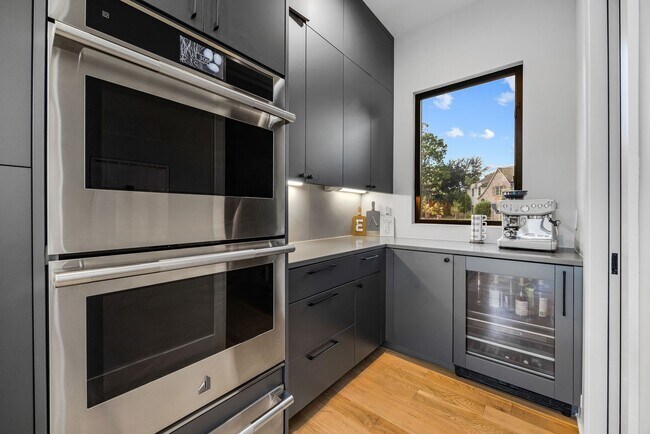 Building Photo - 12427 Pebblebrook Dr