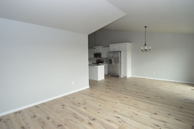 Building Photo - Beautiful 4 bed 2 bath Townhome for rent!