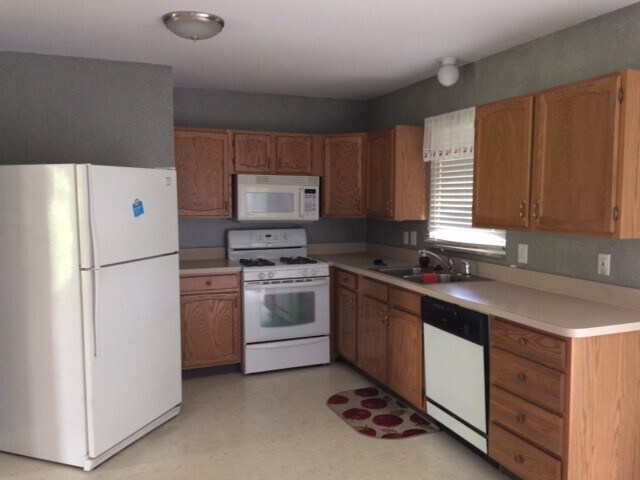 Building Photo - LOCATION, LOCATION, 3 BEDROOM HOUSE FOR LE...