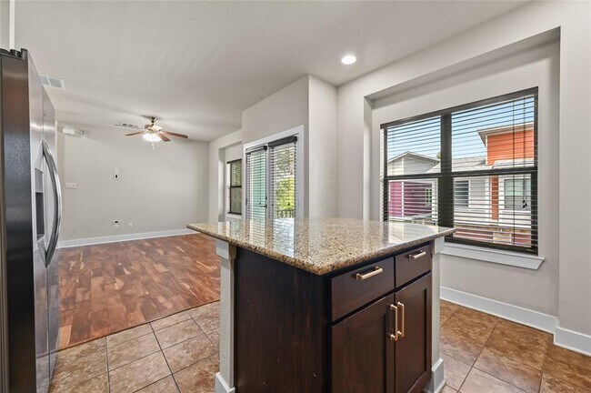 Building Photo - 1504 Lorraine Loop