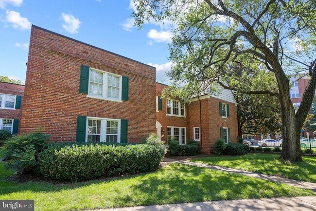 Building Photo - 1721 Queens Ln