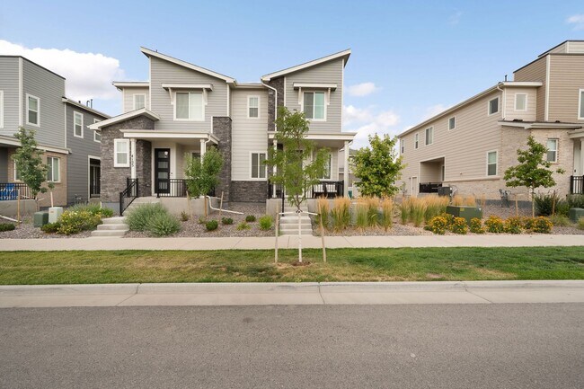 Building Photo - LUX 3BD, 2.5BA Aurora Highlands Townhome w...
