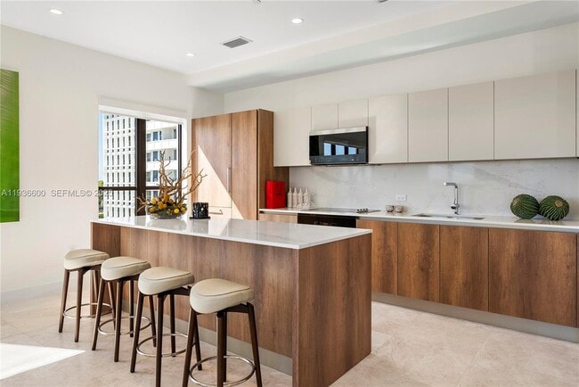 Building Photo - 701 Valencia Ave