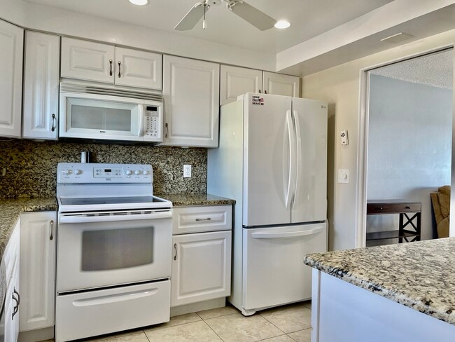 Building Photo - 4775 Cove Cir