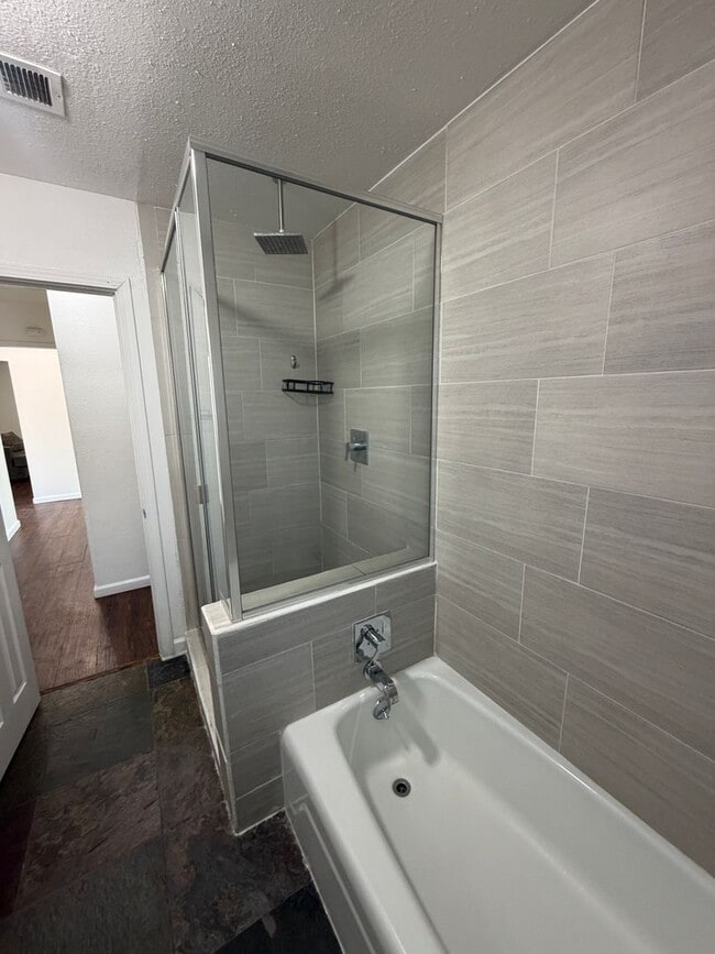 Building Photo - Charming 2-Bed, 1.5-Bath Home with 2-Car Garage in Hesperia, CA!
