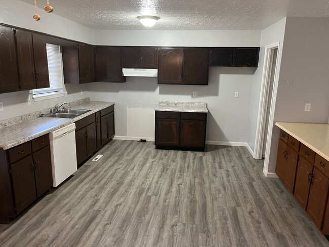 Primary Photo - Cozy 3 Bedroom 2 Bathroom Townhouse