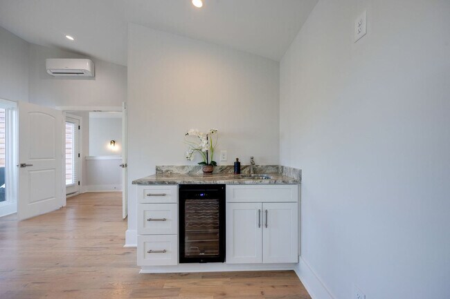Building Photo - 521 Camden Dr