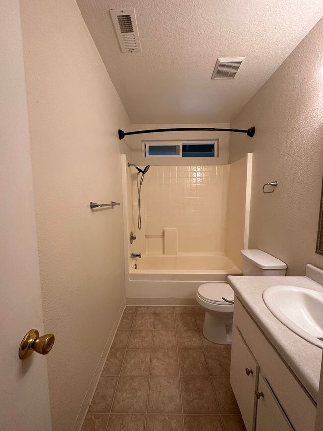 Building Photo - Cute well maintained home, convenient Anderson location