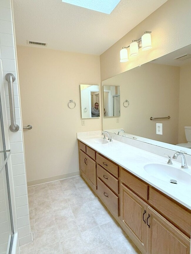 Building Photo - Awesome Location Close to Downtown Pleasanton Main St ! Detached One Story Home ! New Paint ! New...