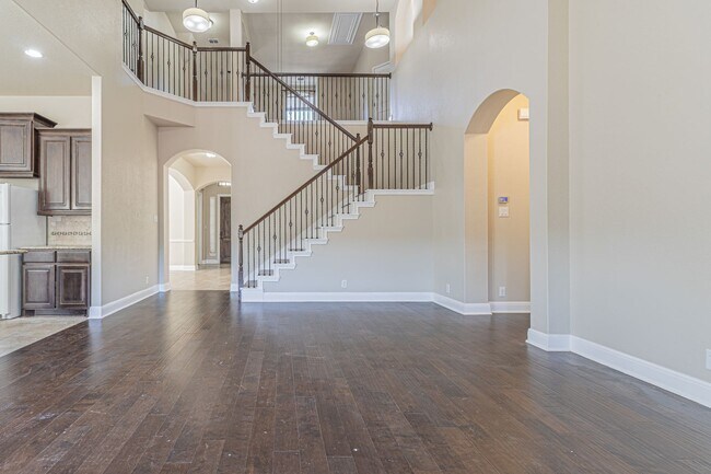 Building Photo - GORGEOUS 4 BED / 2 BATH HOUSE FOR RENT!