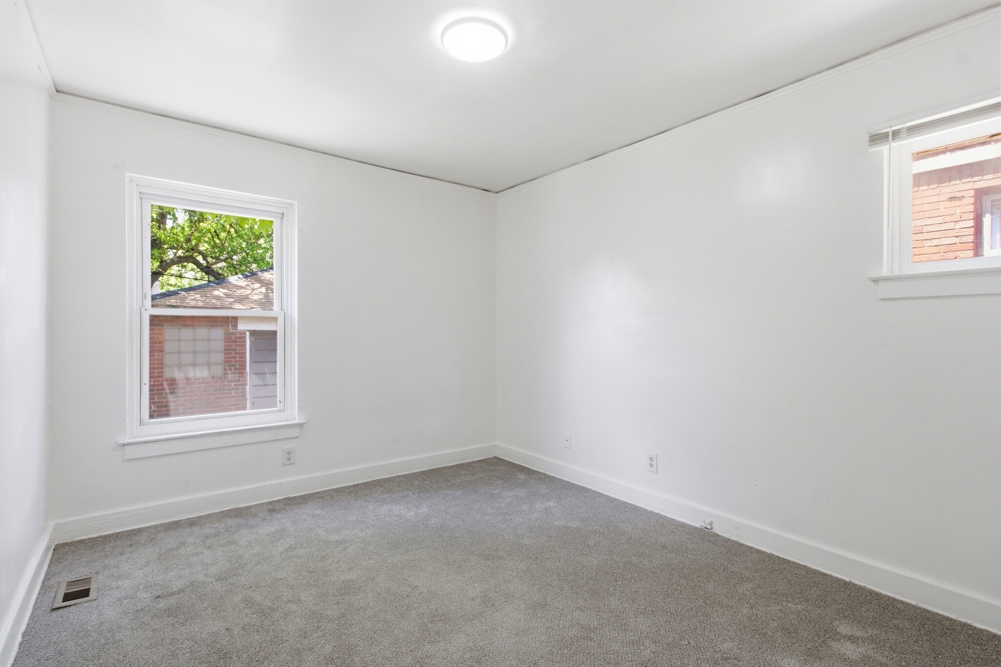 Building Photo - 15087 Pinehurst St