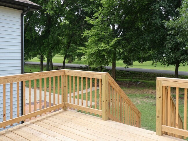 Building Photo - 129 Lake Point Dr