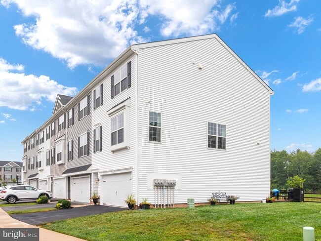 Building Photo - 131 Edgewater Ct