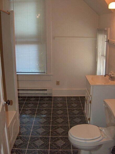 Building Photo - 718 Brown St