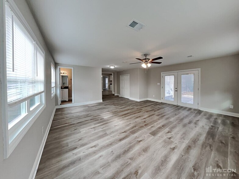 Building Photo - 15809 Fairfield Dr