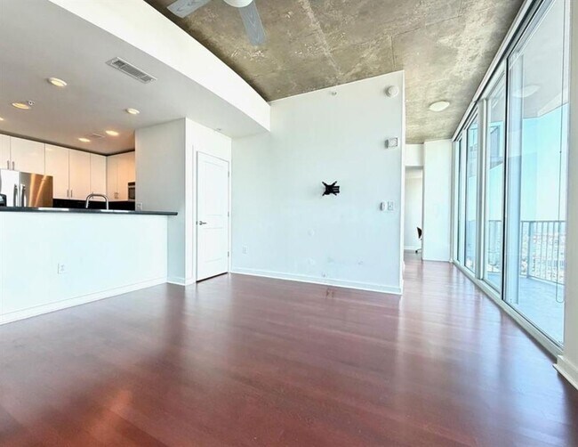 Building Photo - 360 Nueces St
