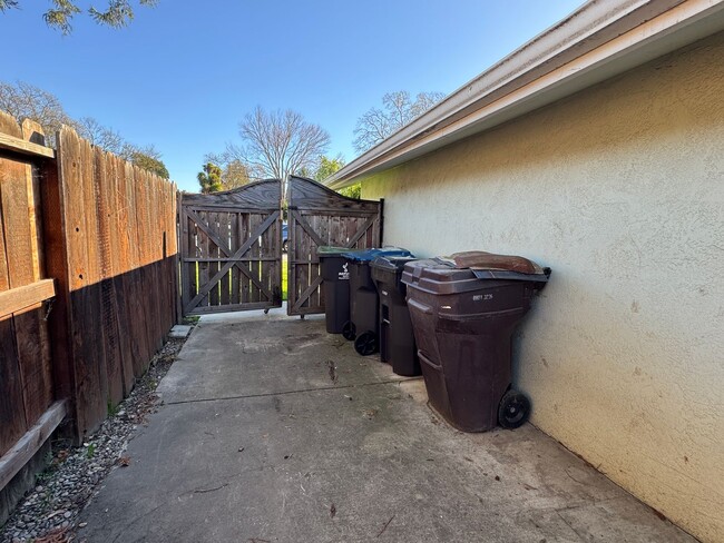 Building Photo - Three Bed, Two Bath Home in Stockton's Lin...