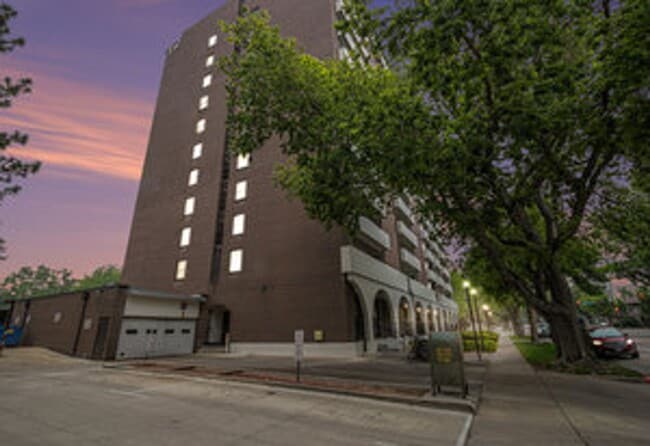 Building Photo - Cute 2 Bed Condo in Old Town